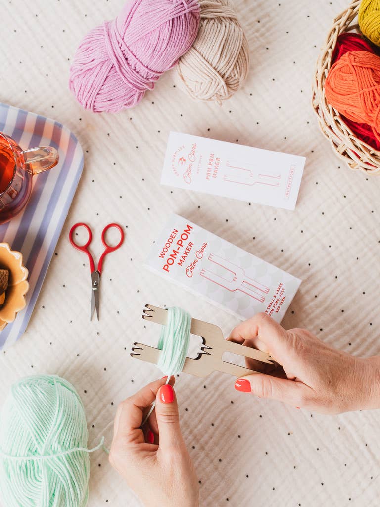 ๐ Wooden Pom Pom Maker