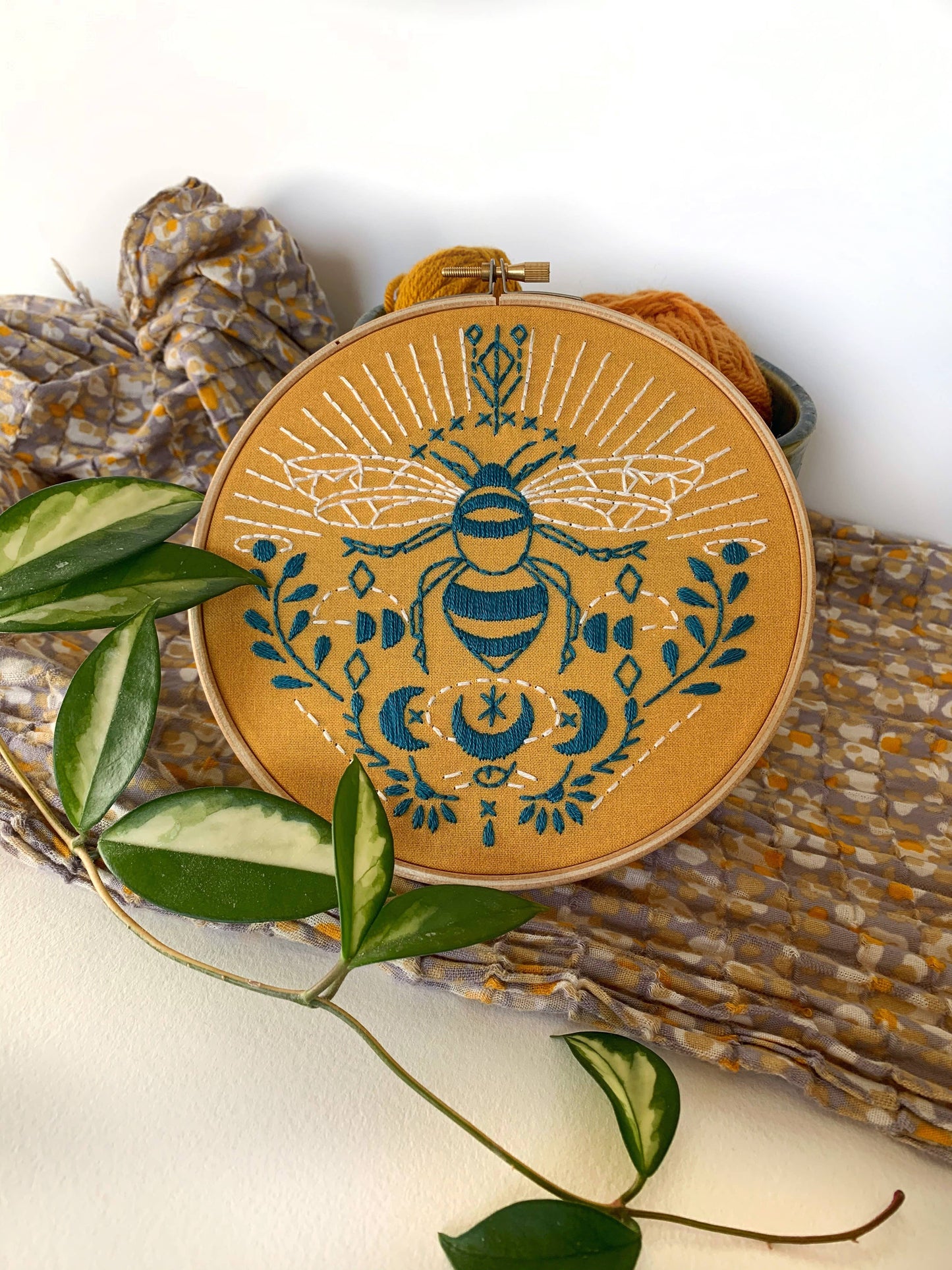 Bee - Embroidery Kit - Beginner