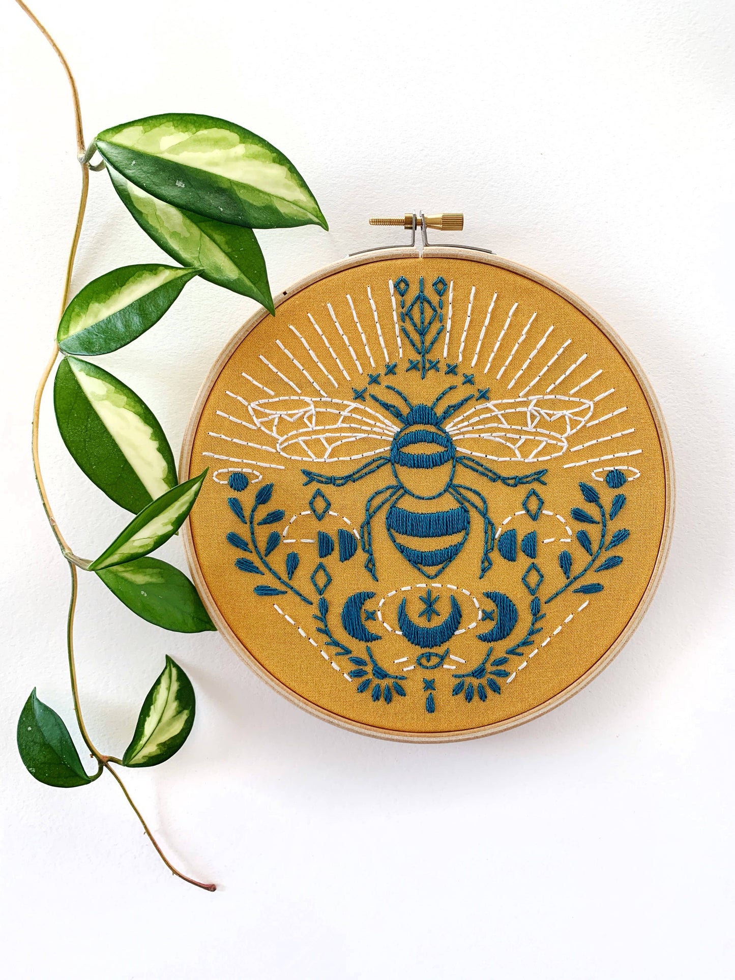 Bee - Embroidery Kit - Beginner