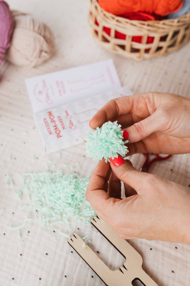 🎀 Wooden Pom Pom Maker