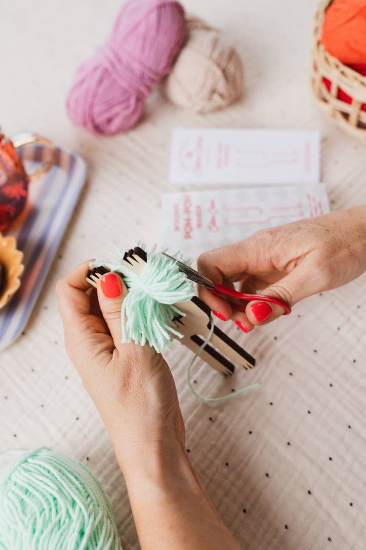 🎀 Wooden Pom Pom Maker